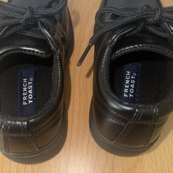 LIKE NEW TODDLER DRESS SHOES - Picture 3 of 4